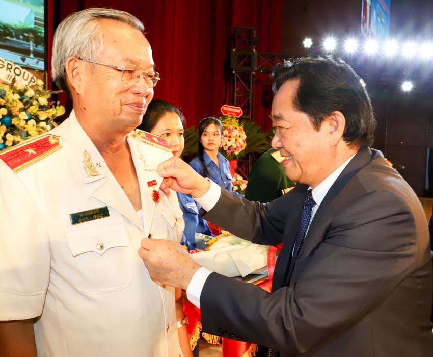 Đồng chí Nguyễn Hoàng Thao, Phó Bí thư thường trực Tỉnh ủy trao Huy hiệu Đảng cho Thiếu tướng Võ Thành Đức, nguyên Giám đốc Công an tỉnh (Ảnh: Quốc Chiến).